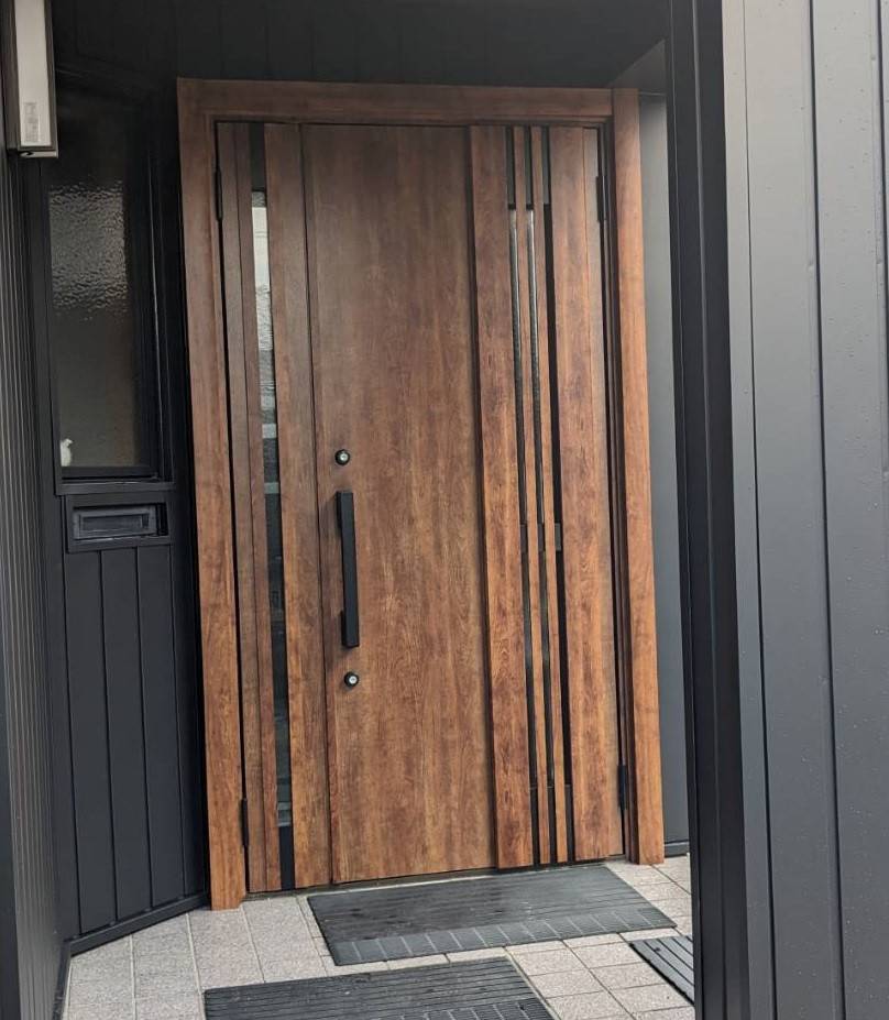 TERAMOTOの【施工例】玄関ドアを木目調の玄関ドアに１日で取替しました。の施工後の写真1