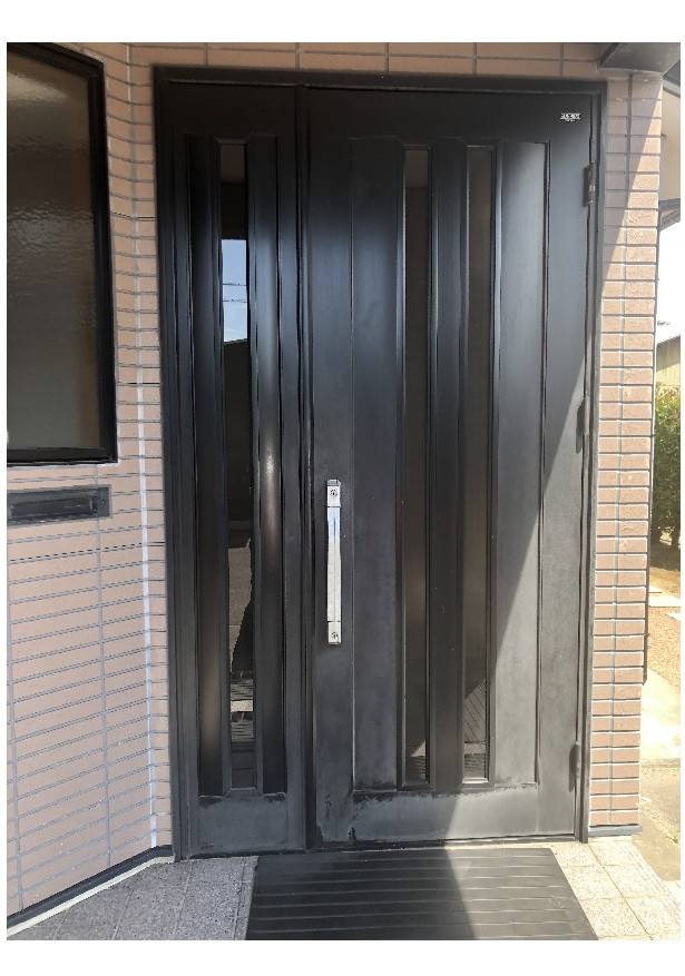 TERAMOTOの【施工例】玄関ドアを木目調の玄関ドアに１日で取替しました。の施工前の写真1