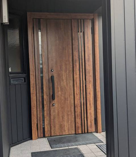 TERAMOTOの【施工例】玄関ドアを木目調の玄関ドアに１日で取替しました。施工事例写真1