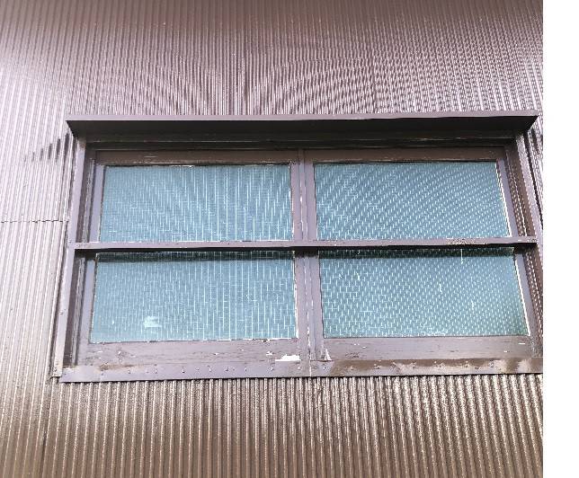 TERAMOTOの【施工例】倉庫の窓を引違いアルミサッシに取替しました。の施工前の写真1