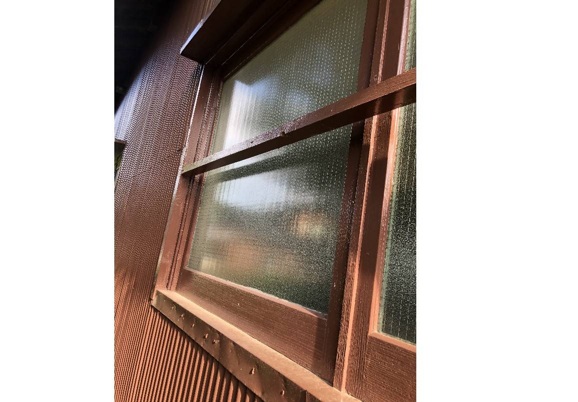 TERAMOTOの【施工例】倉庫の窓を引違いアルミサッシに取替しました。の施工前の写真2