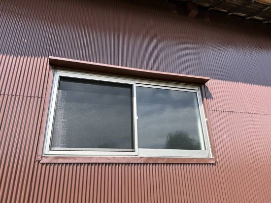 TERAMOTOの【施工例】倉庫の窓を引違いアルミサッシに取替しました。施工事例写真1
