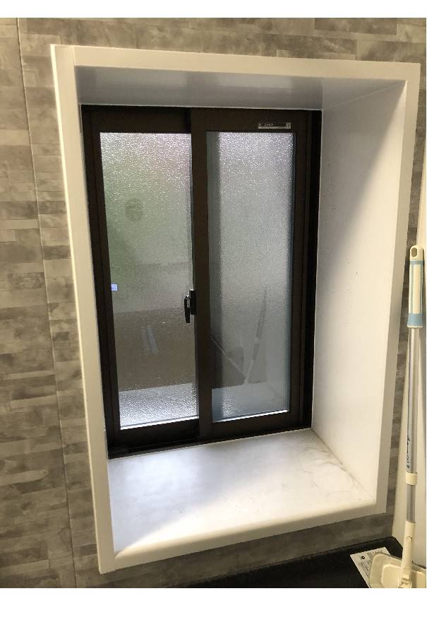 TERAMOTOの【施工例】浴室の窓外部に目隠し可動ルーバーを施工させていただきました。の施工前の写真2