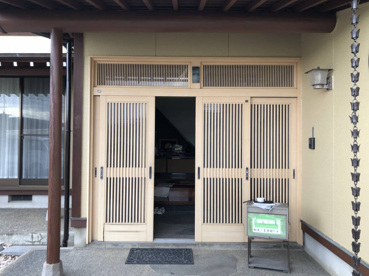 TERAMOTOの【施工例】カバー工法の玄関引戸を施工しました。の施工前の写真1