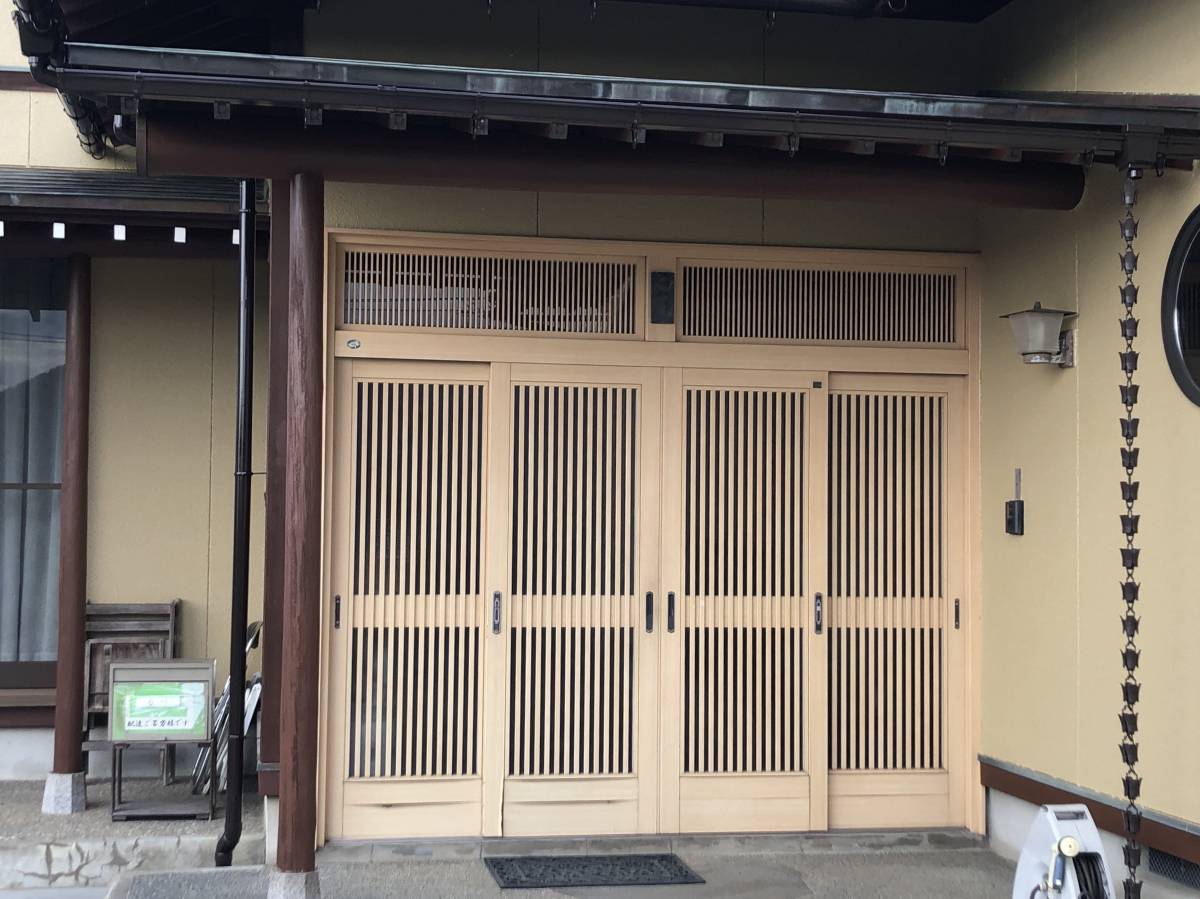 TERAMOTOの【施工例】カバー工法の玄関引戸を施工しました。の施工前の写真2