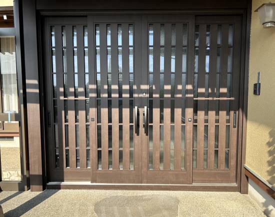 TERAMOTOの【施工例】カバー工法の玄関引戸を施工しました。施工事例写真1
