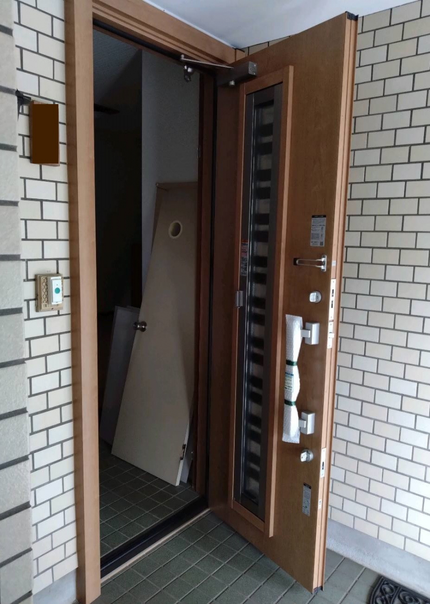 TERAMOTOの【施工例】玄関ドアを１日でリシェント玄関ドアに取替しました。の施工後の写真2