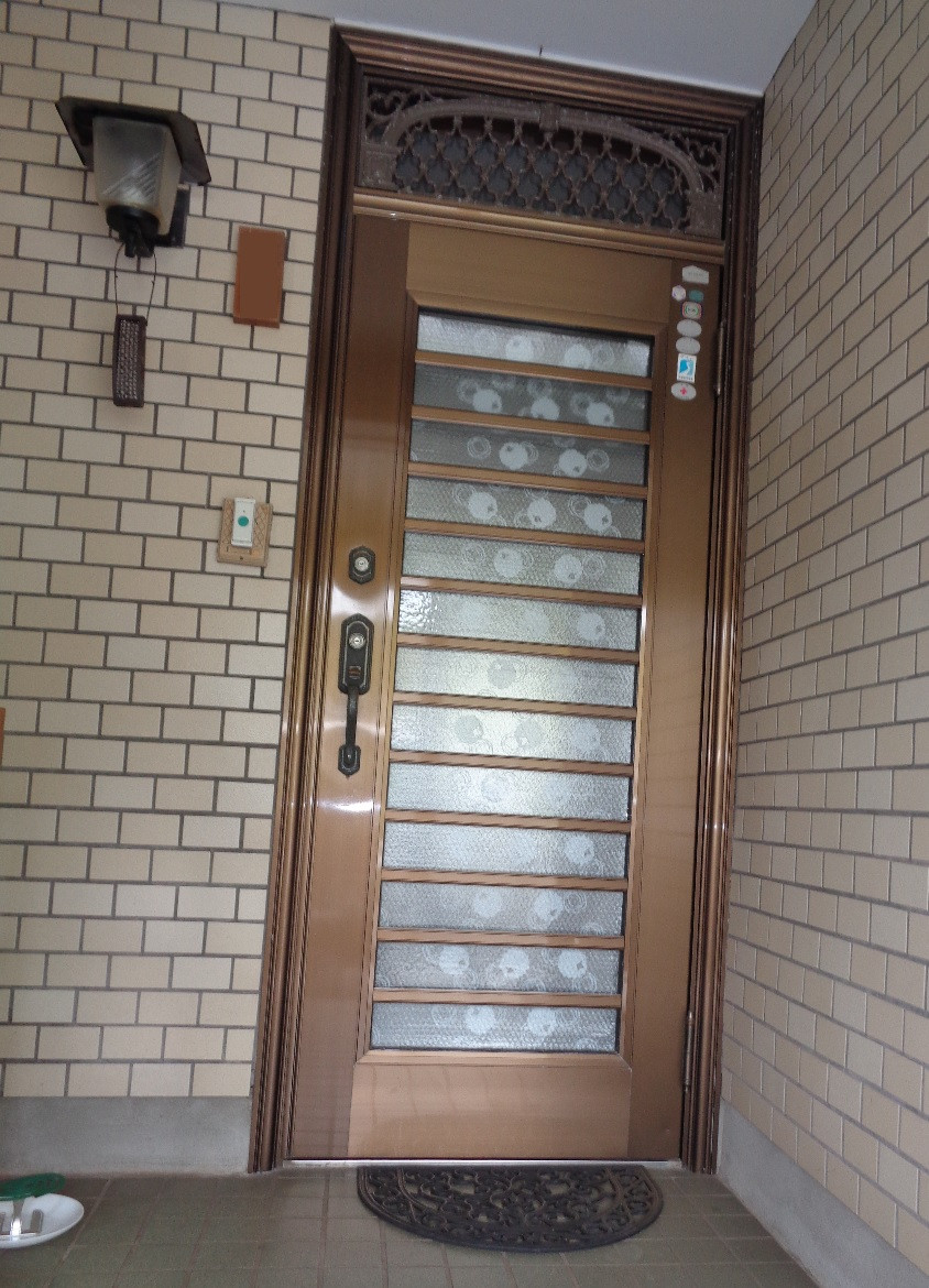 TERAMOTOの【施工例】玄関ドアを１日でリシェント玄関ドアに取替しました。の施工前の写真1