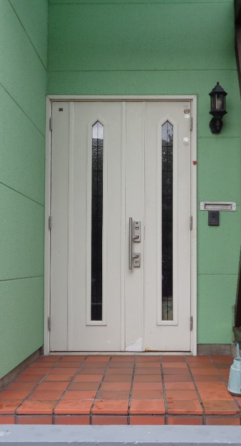 TERAMOTOの【施工例】玄関ドアを１日で取替施工させていただきました。の施工前の写真1