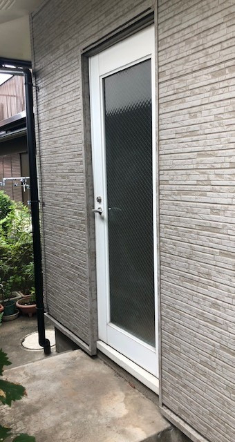 TERAMOTOの【施工例】勝手口ドアを１日で格子付き勝手口ドアに取替しました。の施工前の写真2