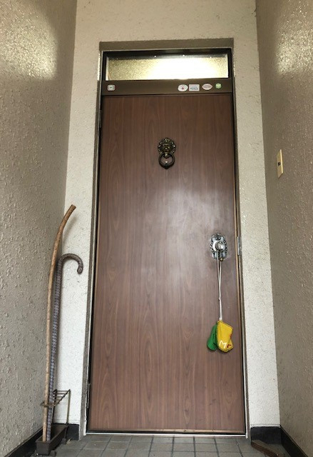 TERAMOTOの【施工例】玄関ドアを１日でリフォーム！の施工前の写真1