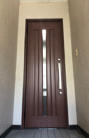 TERAMOTOの【施工例】玄関ドアを１日でリフォーム！施工事例写真1