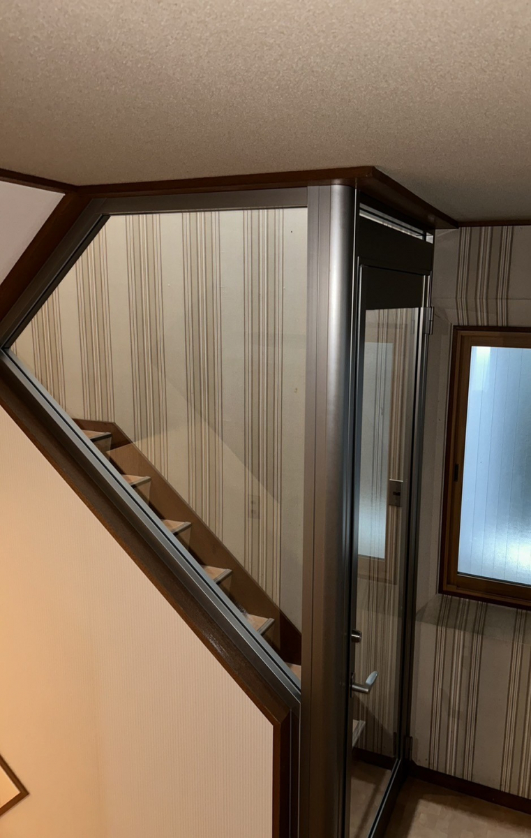 TERAMOTOの【施工例】階段の入口をガラスとアルミ部材で間仕切りしました。の施工後の写真1