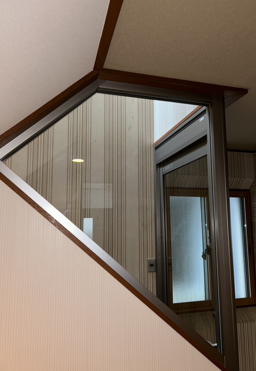 TERAMOTOの【施工例】階段の入口をガラスとアルミ部材で間仕切りしました。の施工後の写真2
