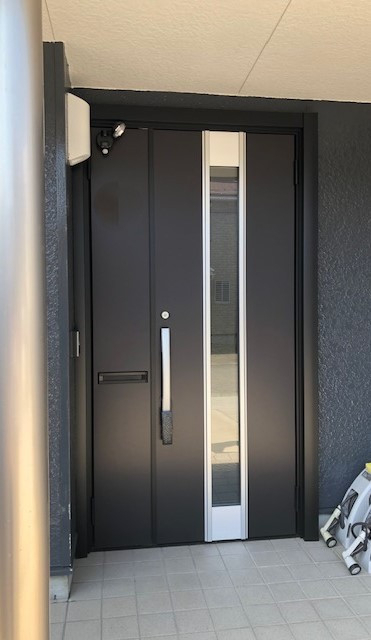 TERAMOTOの【施工例】玄関ドアをLIXILリシェント玄関ドアに１日で取替工事させていただきました。の施工後の写真1