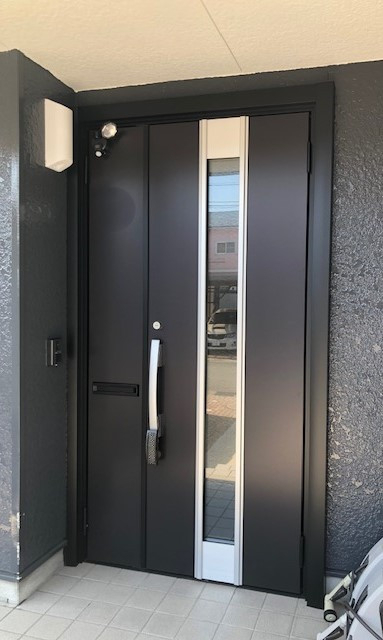 TERAMOTOの【施工例】玄関ドアをLIXILリシェント玄関ドアに１日で取替工事させていただきました。の施工後の写真2