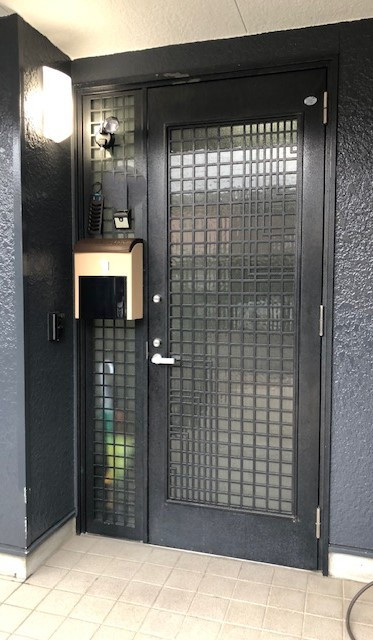 TERAMOTOの【施工例】玄関ドアをLIXILリシェント玄関ドアに１日で取替工事させていただきました。の施工前の写真1