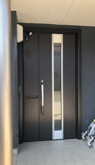 TERAMOTOの【施工例】玄関ドアをLIXILリシェント玄関ドアに１日で取替工事させていただきました。施工事例写真1
