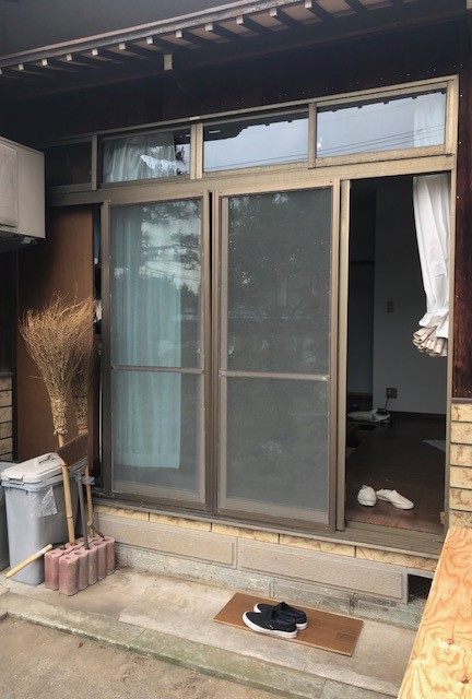 TERAMOTOの【施工例】カバー工法のリプラスで外壁はそのまま　サッシを取替しました。の施工前の写真1
