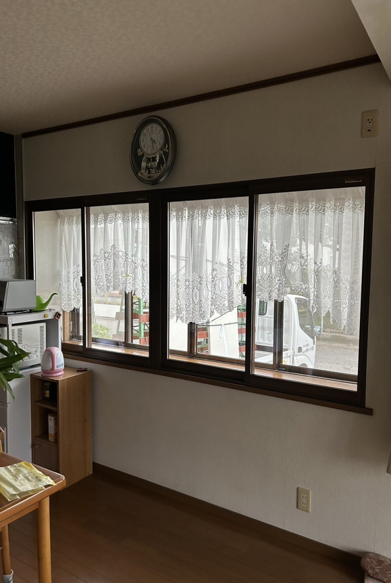 TERAMOTOの【施工例】大きな出窓に内窓を連窓して取付させていただきました。の施工後の写真1