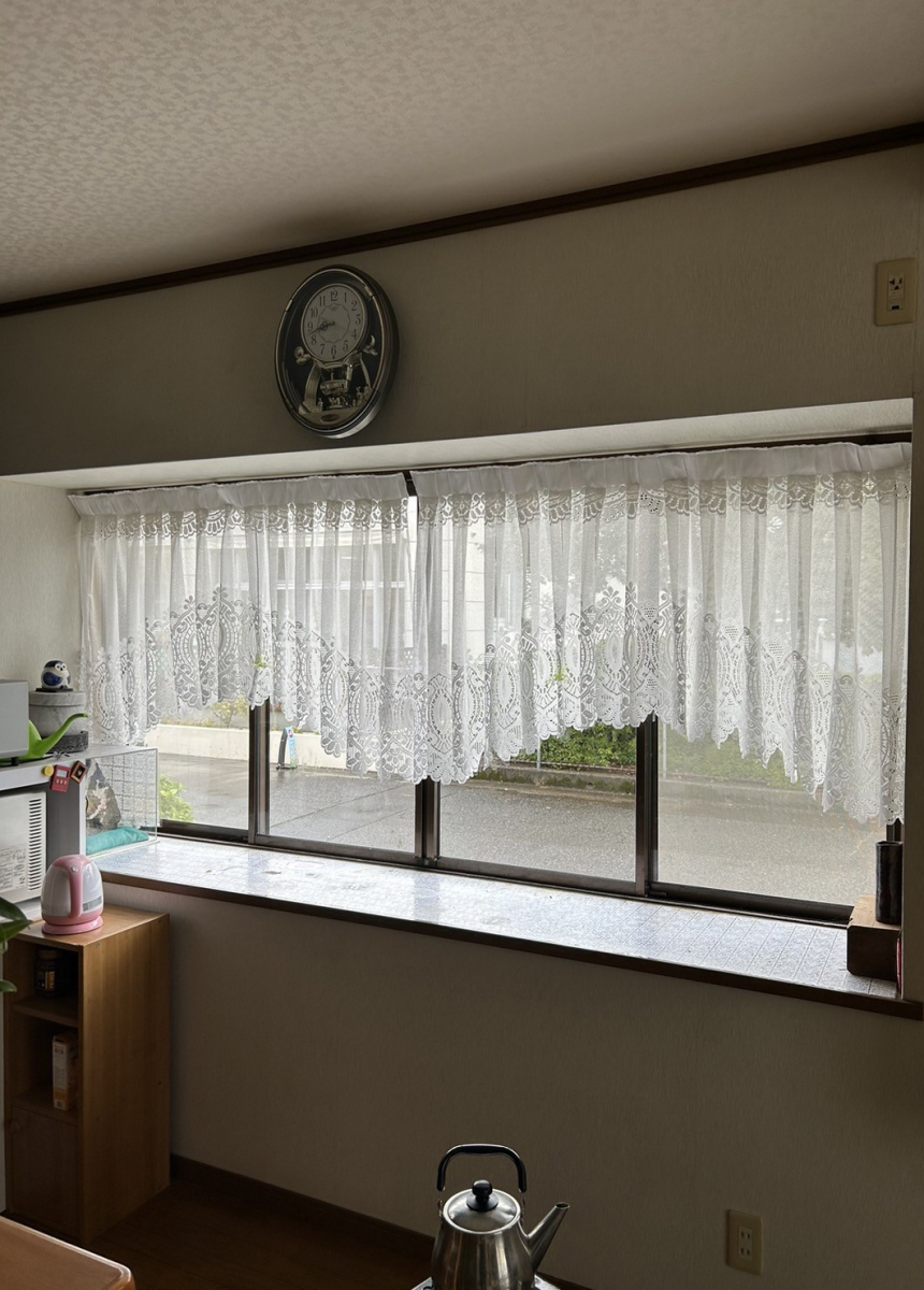 TERAMOTOの【施工例】大きな出窓に内窓を連窓して取付させていただきました。の施工前の写真1