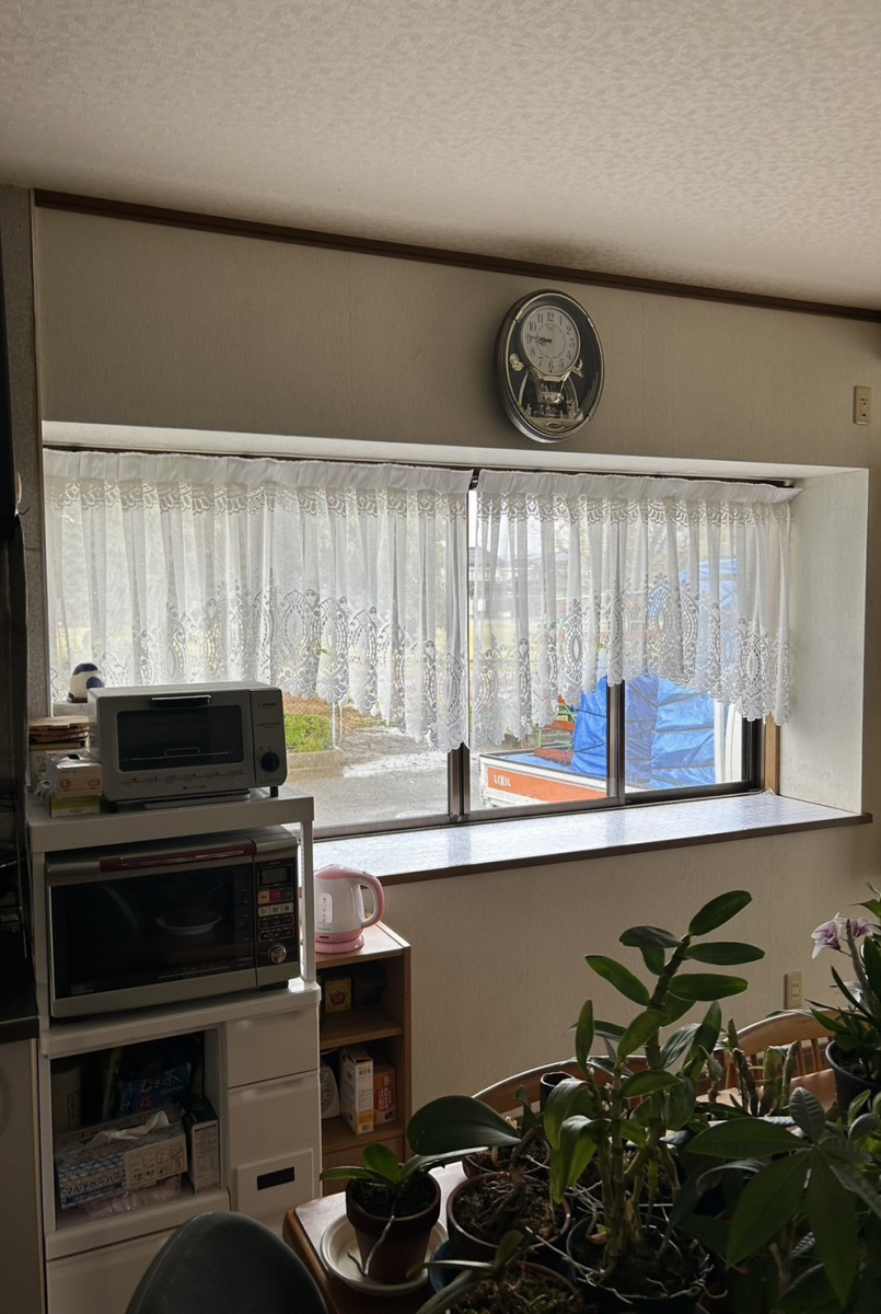 TERAMOTOの【施工例】大きな出窓に内窓を連窓して取付させていただきました。の施工前の写真2