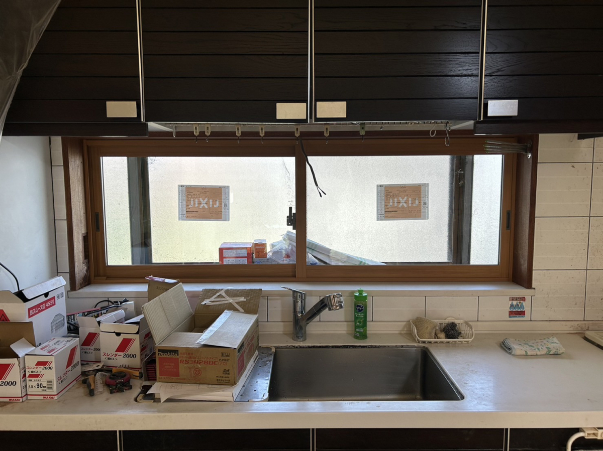 TERAMOTOの【施工例】キッチンの出窓に内窓を取付しました。の施工後の写真1