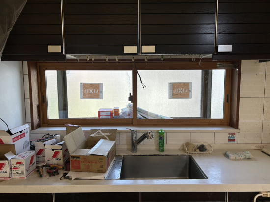 TERAMOTOの【施工例】キッチンの出窓に内窓を取付しました。施工事例写真1