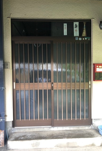 TERAMOTOの【施工例】玄関引戸を１日で新しい玄関引戸に取替しました。の施工前の写真1