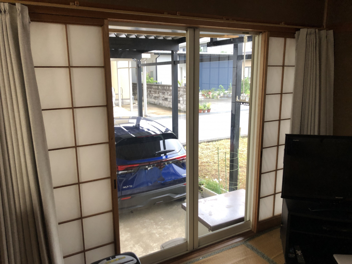 TERAMOTOの【施工例】リビングに設置した内窓インプラスの型ガラスを施工させていただきました。の施工前の写真1
