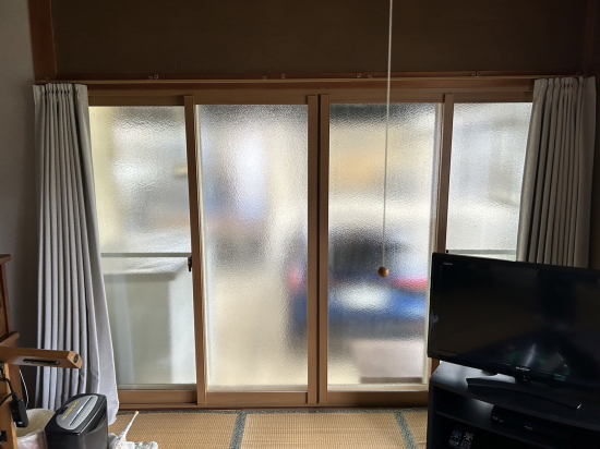 TERAMOTOの【施工例】リビングに設置した内窓インプラスの型ガラスを施工させていただきました。施工事例写真1