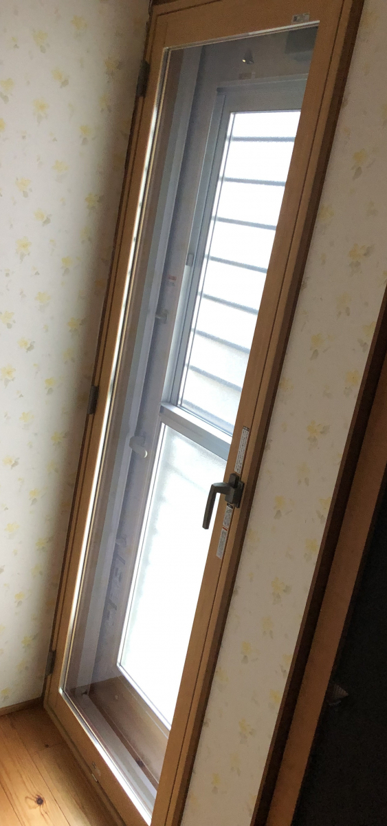 TERAMOTOの【施工例】勝手口ドアの手前にテラスドアタイプの内窓を施工させていただきました。の施工後の写真1