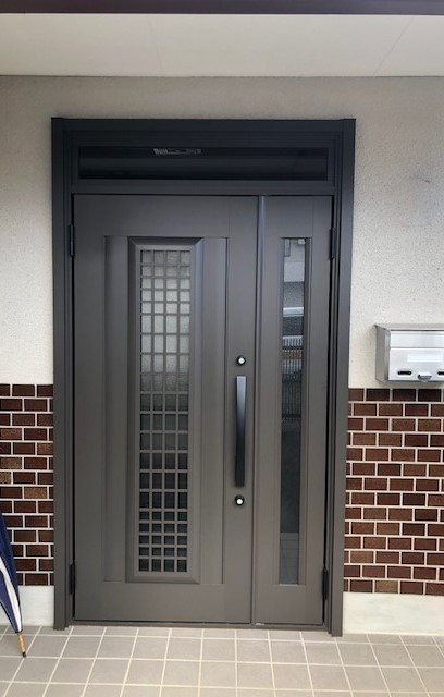 TERAMOTOの【施工例】玄関ドアをリシェント玄関ドアに１日で取替しました。の施工後の写真1