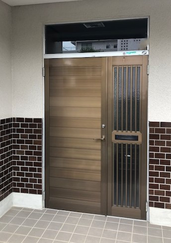 TERAMOTOの【施工例】玄関ドアをリシェント玄関ドアに１日で取替しました。の施工前の写真1