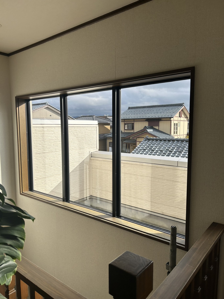 TERAMOTOの【施工例】吹き抜けの窓に内窓を施工させていただきました。の施工前の写真1