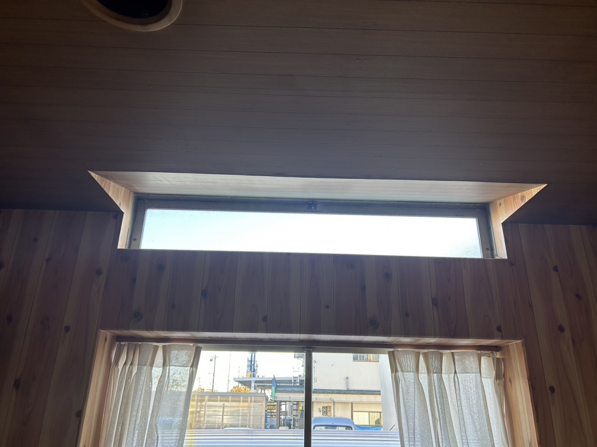 TERAMOTOの【施工例】出窓とあかり窓に内窓を施工させていただきました。の施工前の写真1