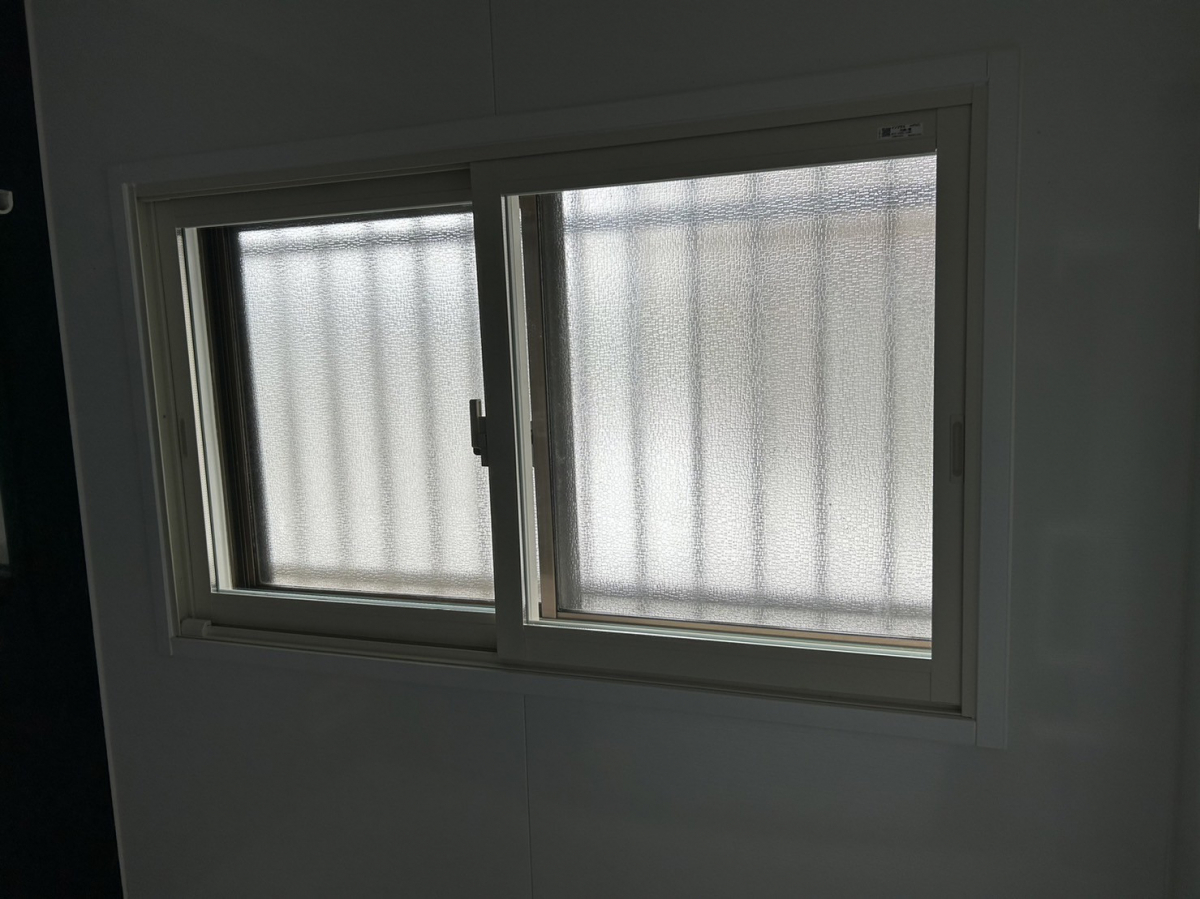 TERAMOTOの【施工例】浴室の窓に内窓インプラス浴室仕様を施工させていただきました。の施工後の写真1