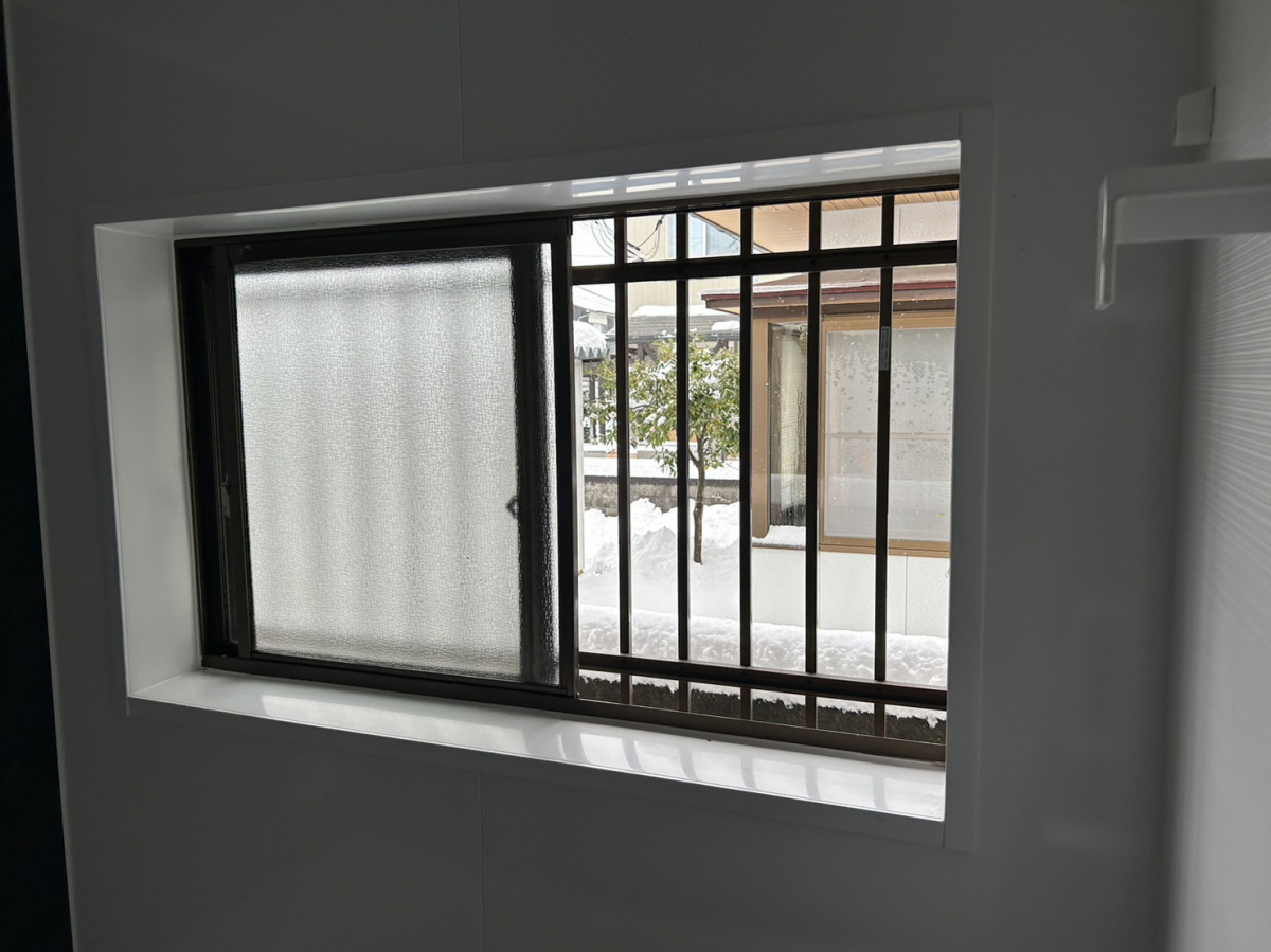 TERAMOTOの【施工例】浴室の窓に内窓インプラス浴室仕様を施工させていただきました。の施工前の写真1