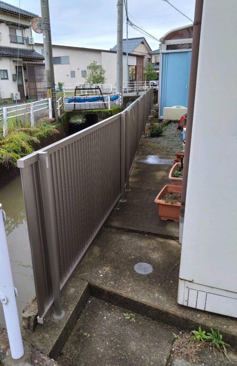 TERAMOTOの【施工例】川沿いの境界のフェンスを目隠しタイプのフェンスに取替しました。の施工後の写真1