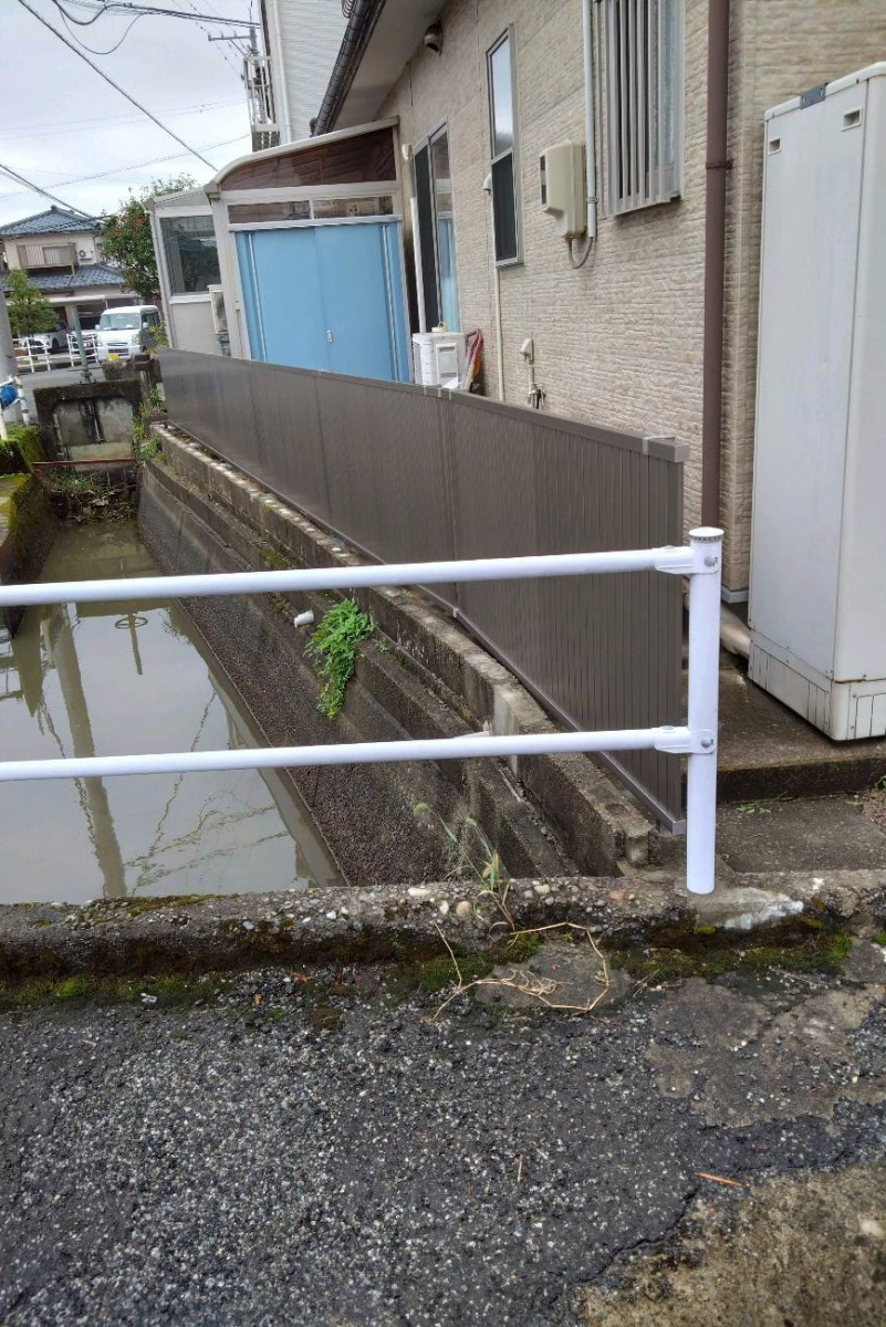TERAMOTOの【施工例】川沿いの境界のフェンスを目隠しタイプのフェンスに取替しました。の施工後の写真3