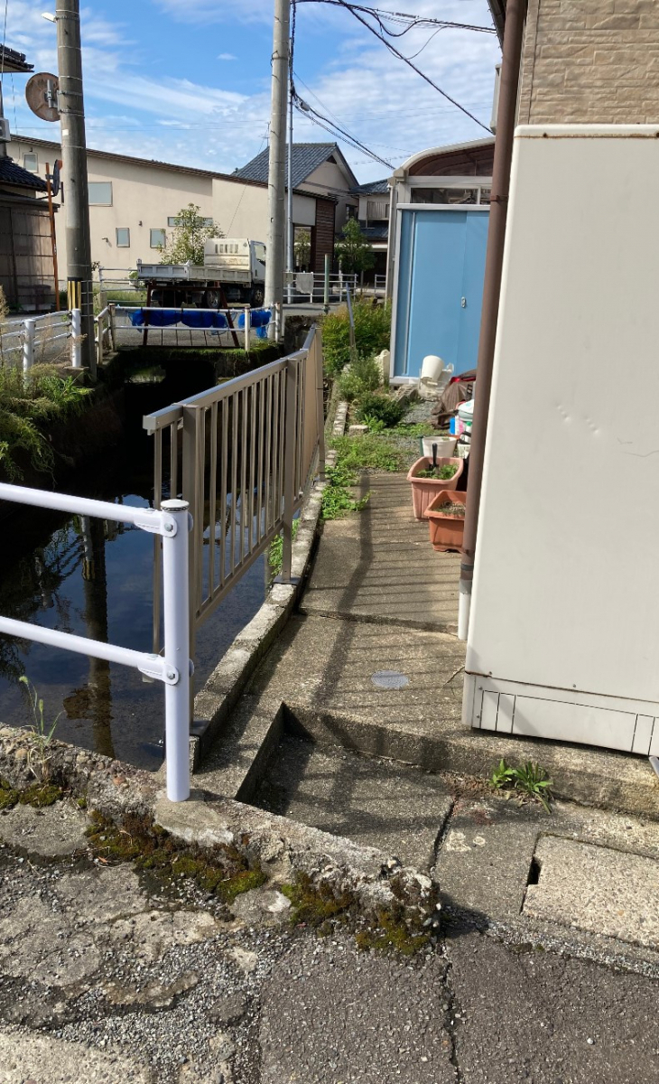 TERAMOTOの【施工例】川沿いの境界のフェンスを目隠しタイプのフェンスに取替しました。の施工前の写真1