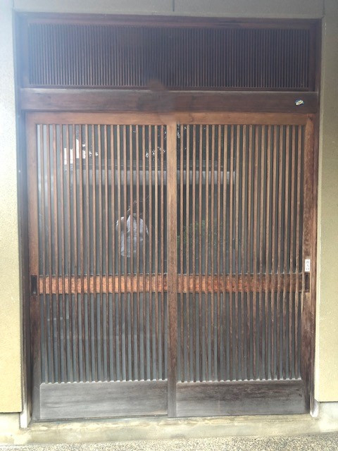 TERAMOTOの【施工例】木製の玄関引戸を断熱仕様のリシェント玄関引戸に取替しました。の施工前の写真1