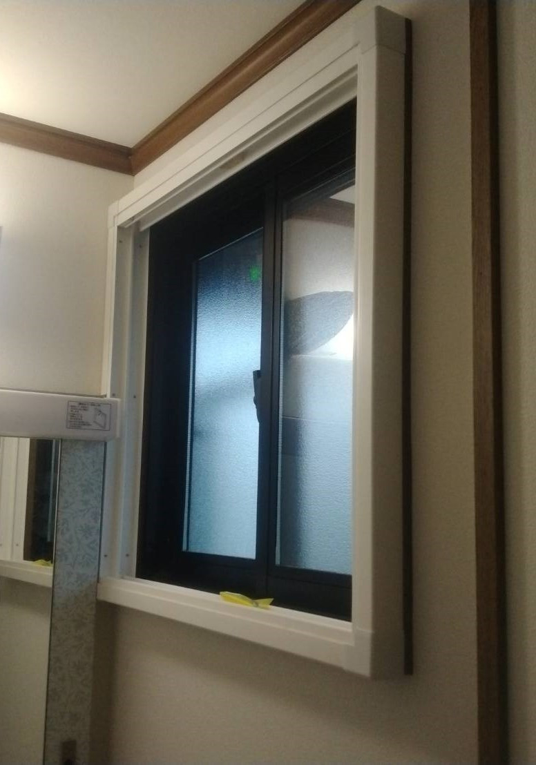 TERAMOTOの【施工例】洗面所の窓にふかし枠付きの内窓を施工させていただきました。の施工後の写真2