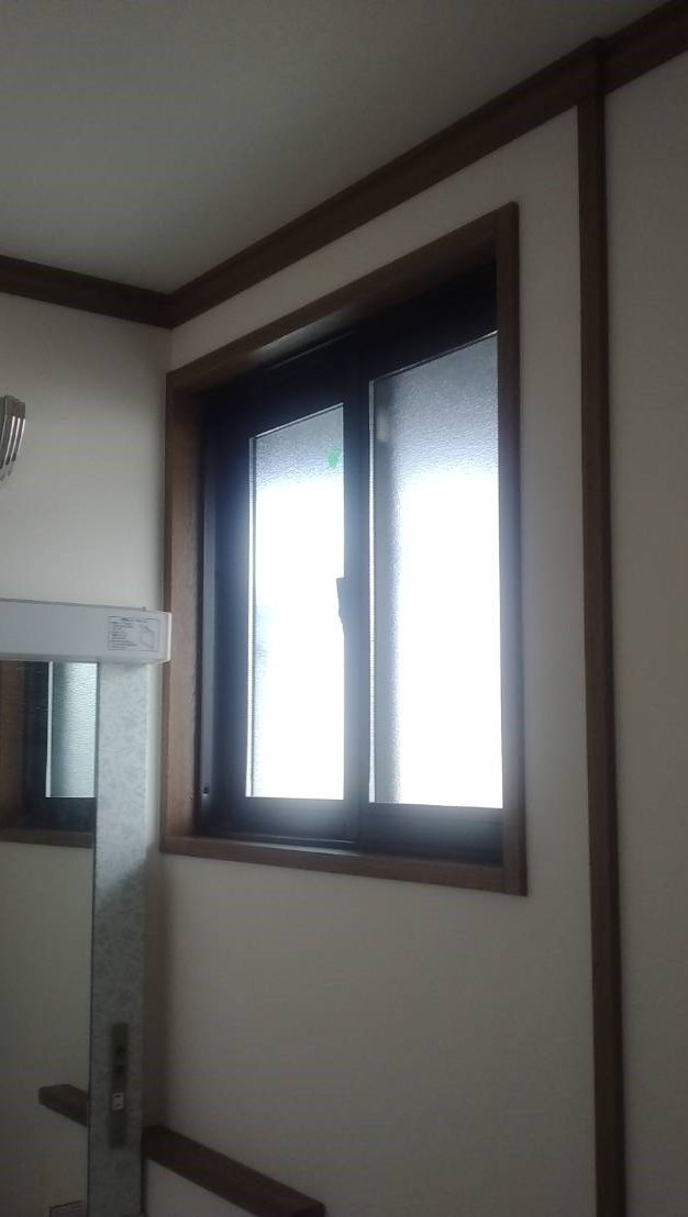 TERAMOTOの【施工例】洗面所の窓にふかし枠付きの内窓を施工させていただきました。の施工前の写真1