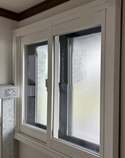 TERAMOTOの【施工例】洗面所の窓にふかし枠付きの内窓を施工させていただきました。施工事例写真1