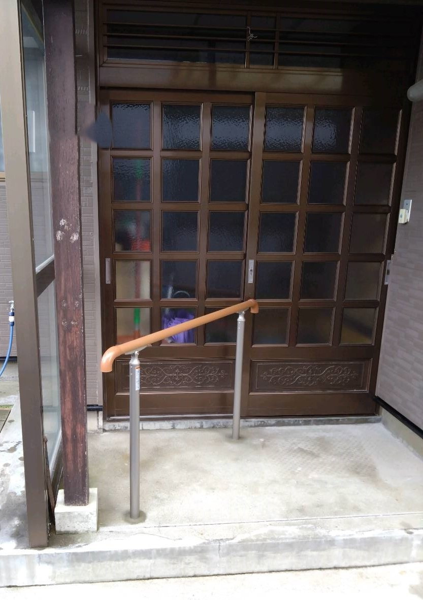 TERAMOTOの【施工例】玄関前に歩行用の補助手すりを施工させていただきました。の施工後の写真1