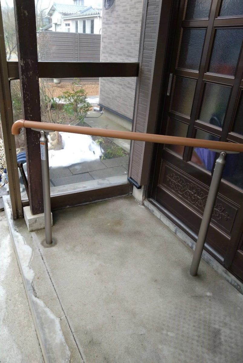 TERAMOTOの【施工例】玄関前に歩行用の補助手すりを施工させていただきました。の施工後の写真2