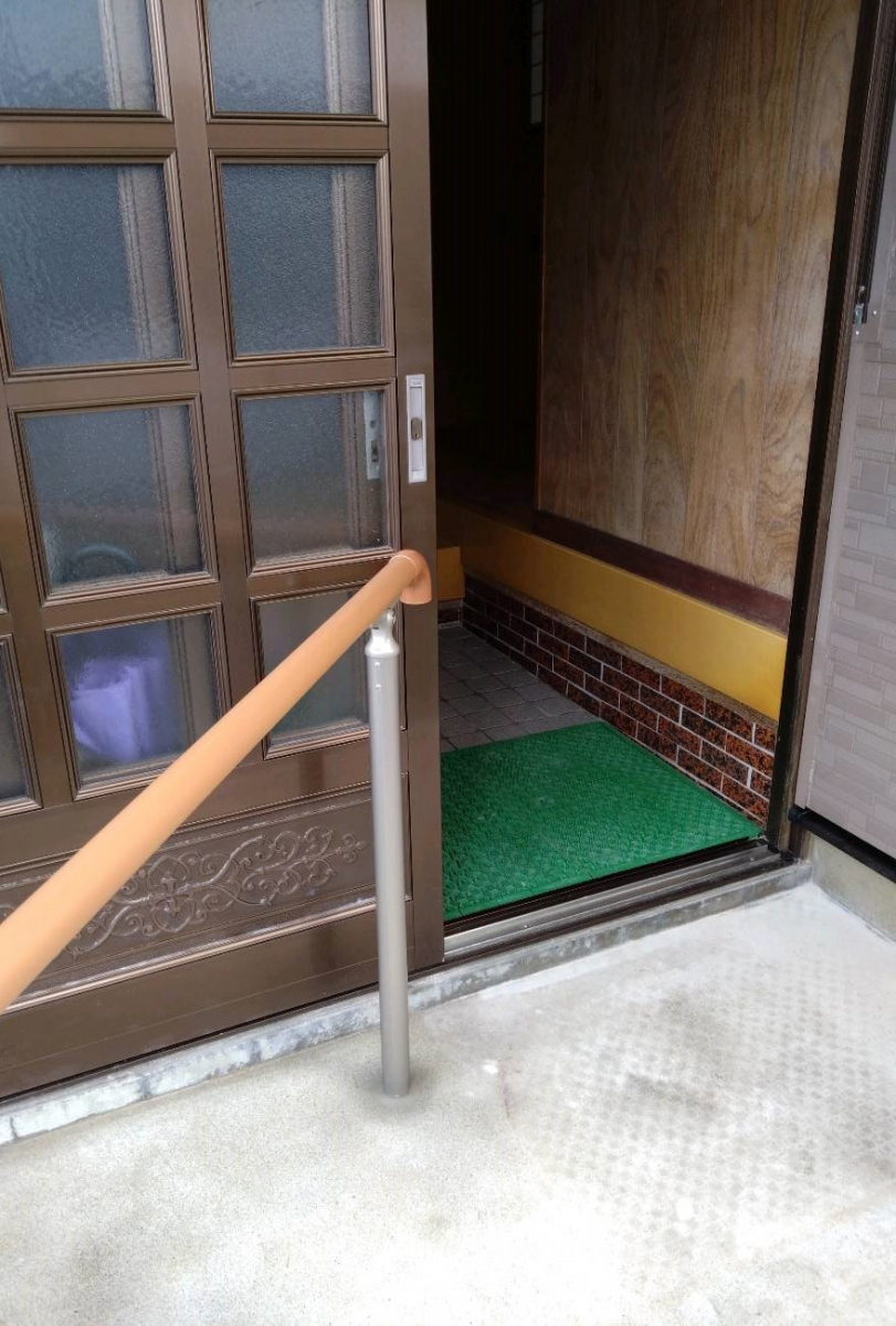 TERAMOTOの【施工例】玄関前に歩行用の補助手すりを施工させていただきました。の施工後の写真3