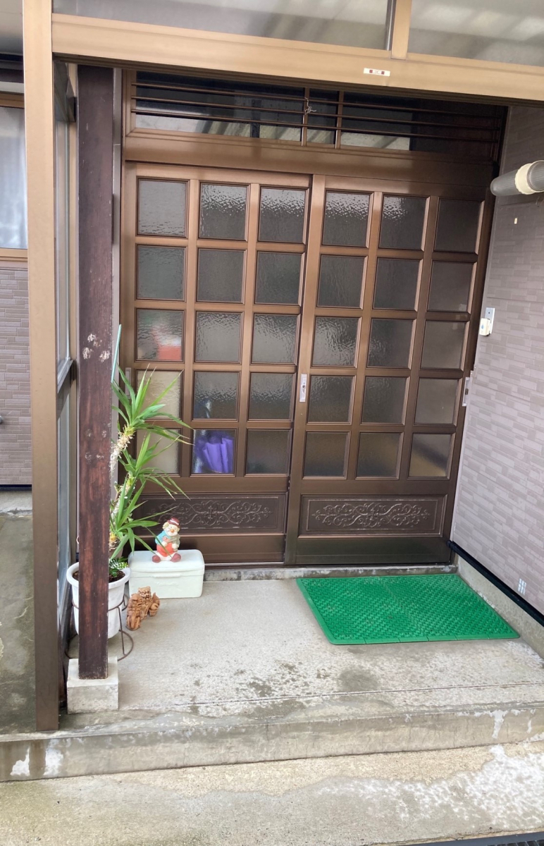 TERAMOTOの【施工例】玄関前に歩行用の補助手すりを施工させていただきました。の施工前の写真1