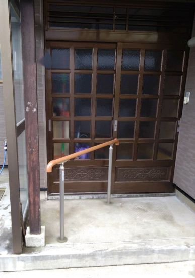 TERAMOTOの【施工例】玄関前に歩行用の補助手すりを施工させていただきました。施工事例写真1